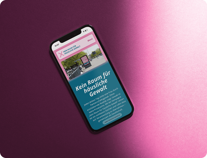 Die Webseite zur Kampagne gegen häusliche Gewalt auf dem Bildschirm eines Mobiltelefons.
