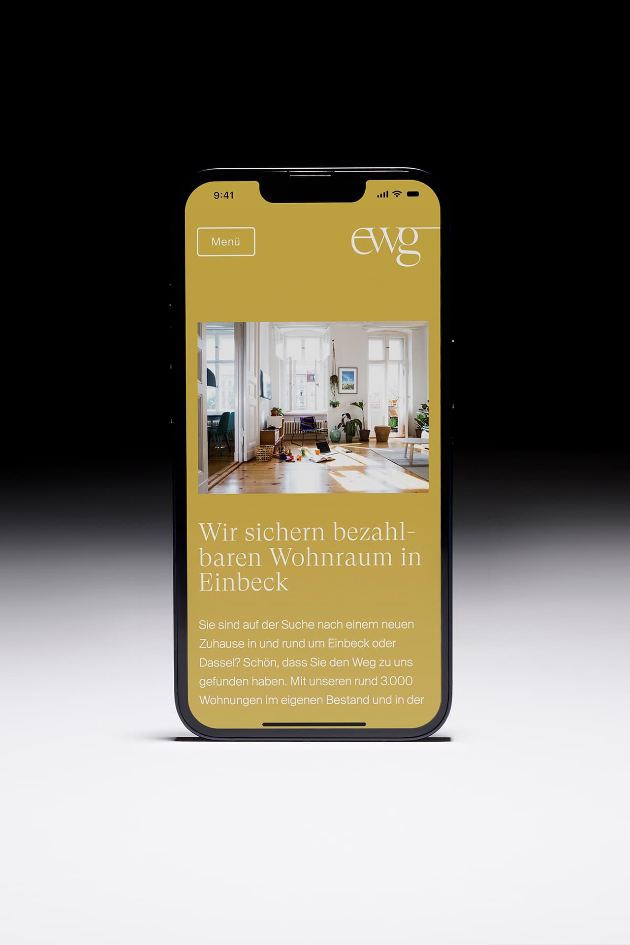 Ein iPhone steht senkrecht auf einem weißen Untergrund. Auf dem Display ist die Webseite der ewg zu sehen.