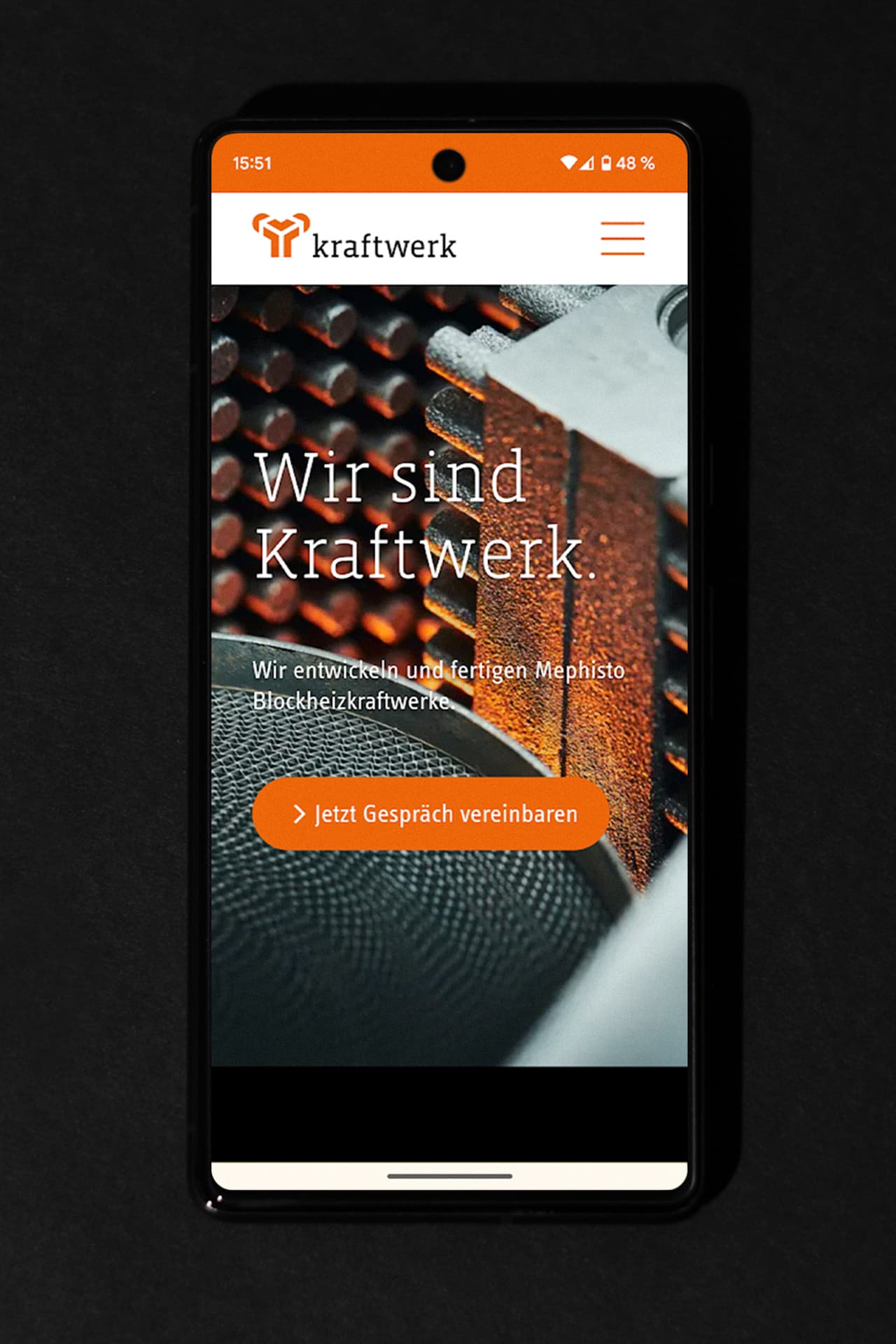 Ein iPhone schwebt in einem schwarzen Raum. Auf dem Display ist die Webseite von Kraftwerk dezentrale Energiesysteme GmbH zu sehen.